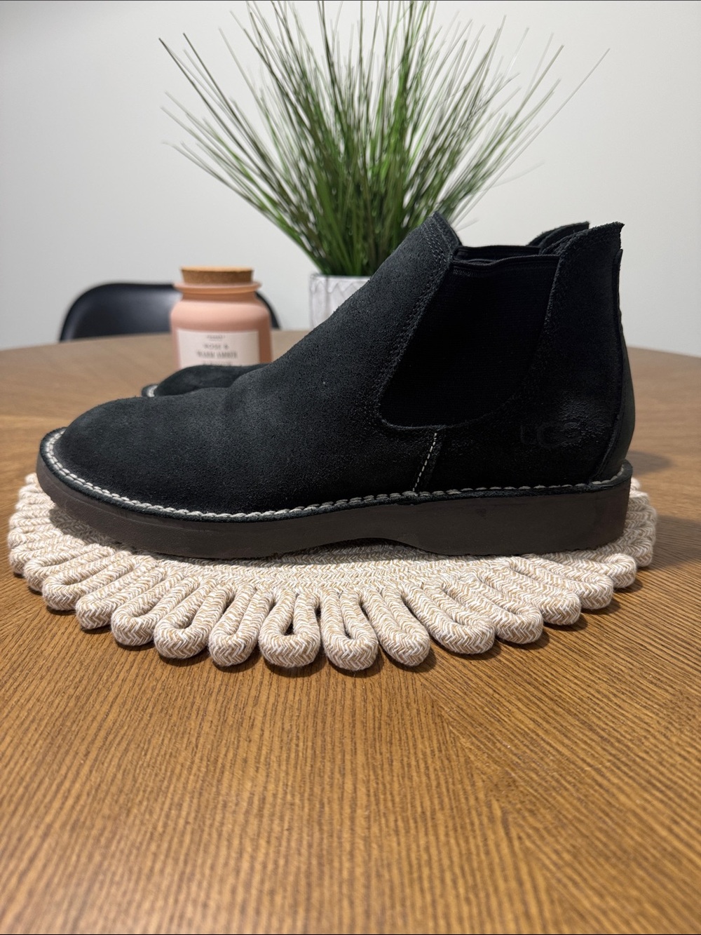 Ugg mens 11 black suede leather Camino Chelsea boots EUC